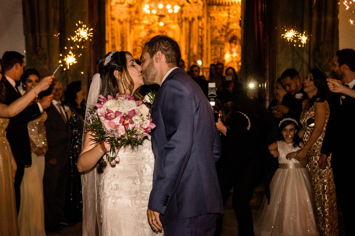 casando em mg, casando em tiradentes, igreja matriz de santo antonio, vestido de noiva, penteado de noiva morena, buque, wedding, making of