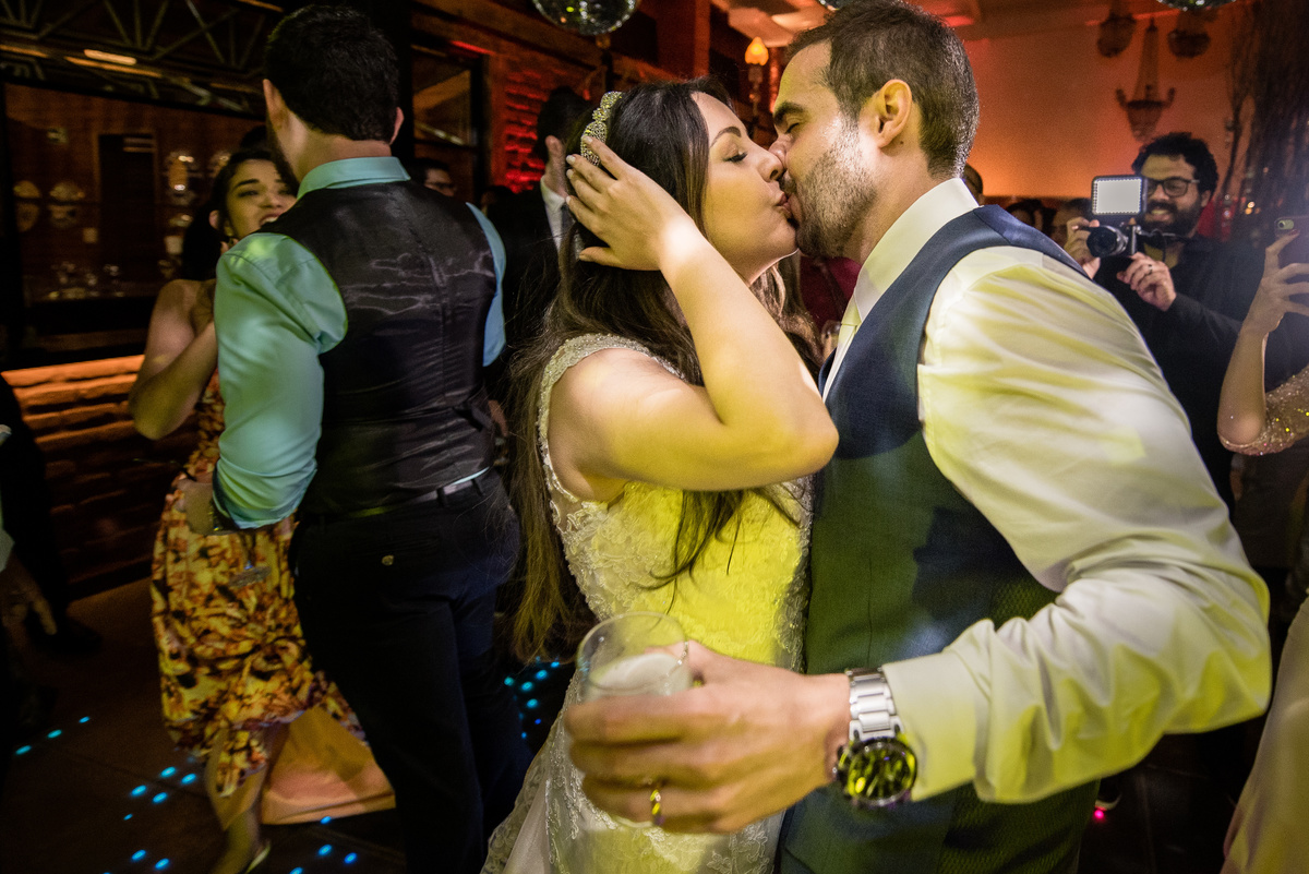 casando em mg, casando em tiradentes, igreja matriz de santo antonio, vestido de noiva, penteado de noiva morena, buque, wedding, making of