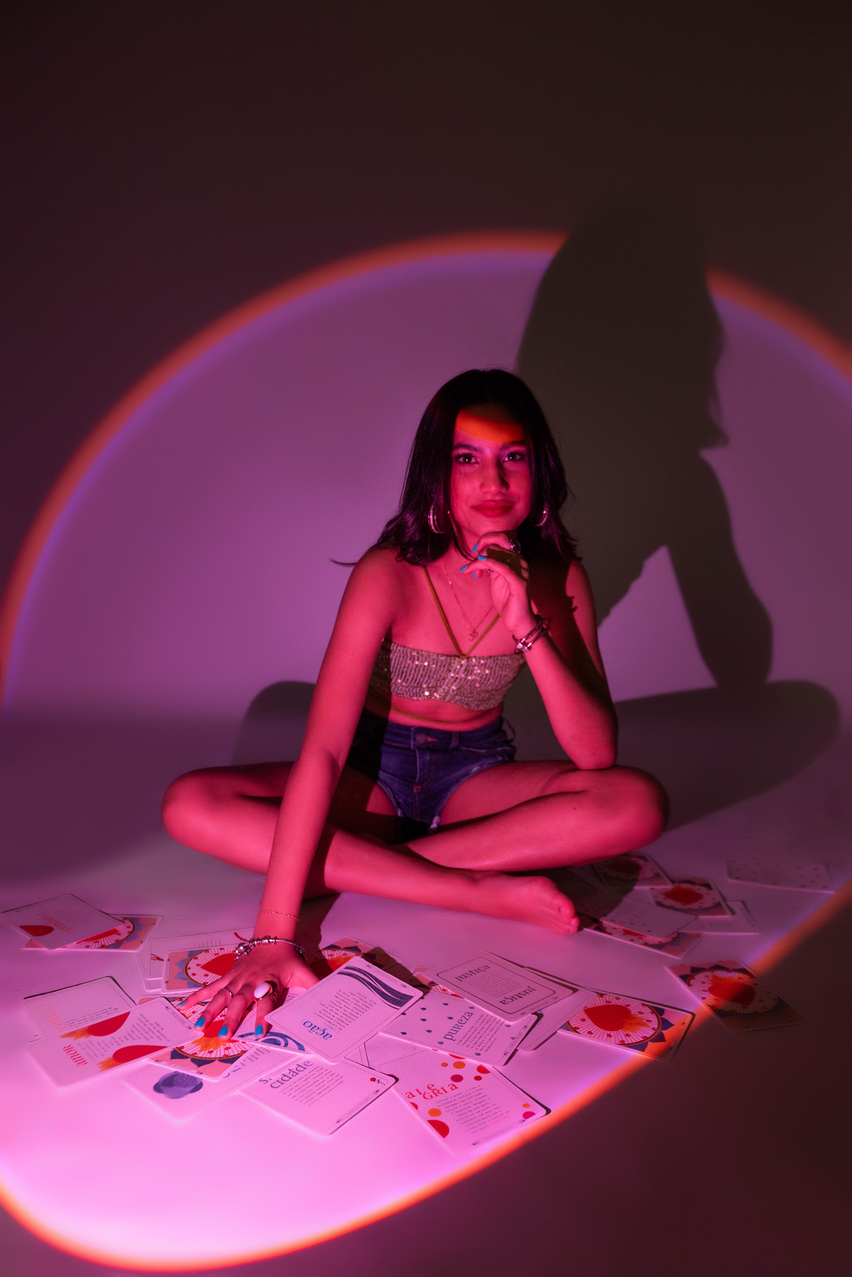 Ensaio feminino, ensaio com bolo, celebrando a vida, ensaio teen, inspirações ensaio feminino, ensaio com luz rosa, Estúdio Marie