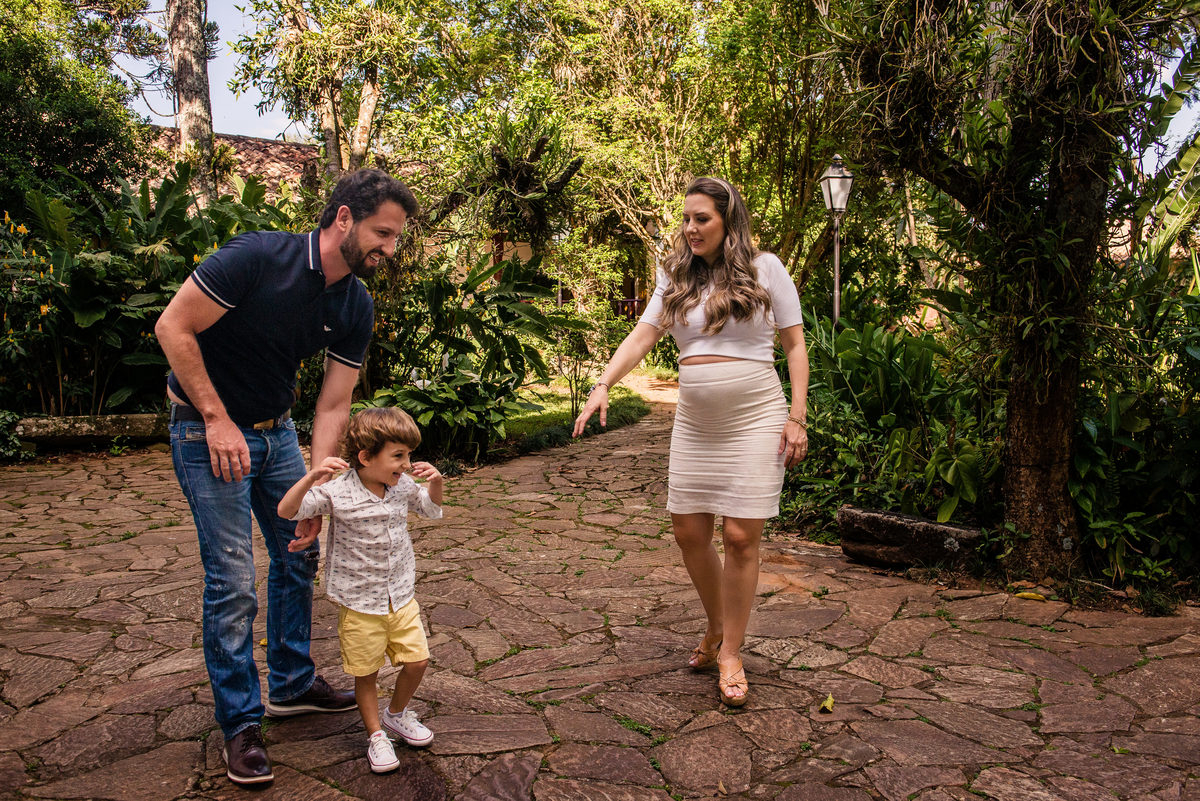 Ensaio gestante, inspirações fotos de grávida, fotografia de família, Estúdio Marie, Foto em Tiradentes, foto mãe e filho, ensaio ao ar livre