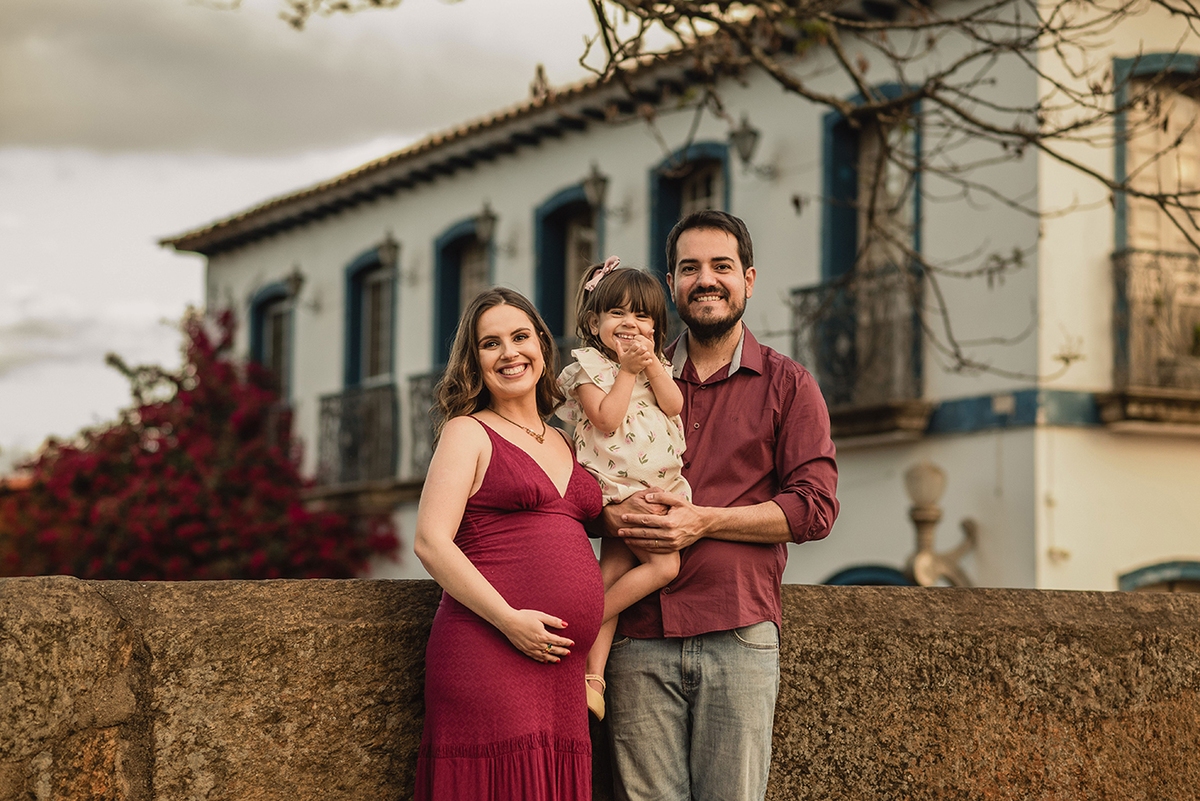 ensaio gestante Tiradentes MG, fotos de grávida em Tiradentes, Pousada Ponte Real, cidades históricas de Minas Gerais, ensaio gestante em família, fotos de família, foto mãe e filha, ensaio amamentação, Estúdio Marie, book gestante ao ar livre, fotógrafa 