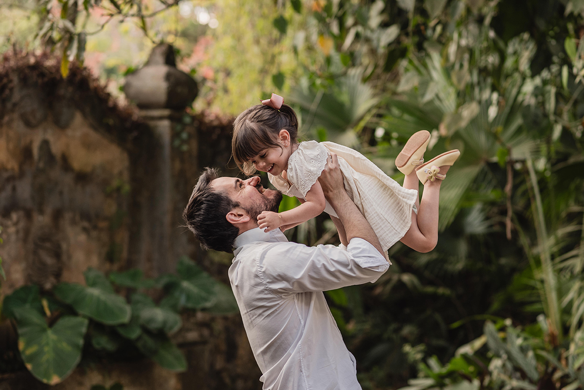 ensaio gestante Tiradentes MG, fotos de grávida em Tiradentes, Pousada Ponte Real, cidades históricas de Minas Gerais, ensaio gestante em família, fotos de família, foto mãe e filha, ensaio amamentação, Estúdio Marie, book gestante ao ar livre, fotógrafa 