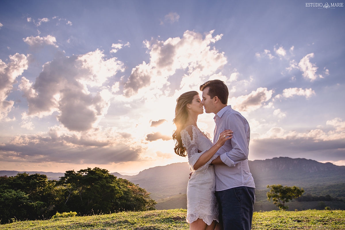 ensaio de namoro pré casamento pré wedding pousada brisa da serra tiradentes mg trash the dress casamento externo por do sol entardecer centro historico tiradentes