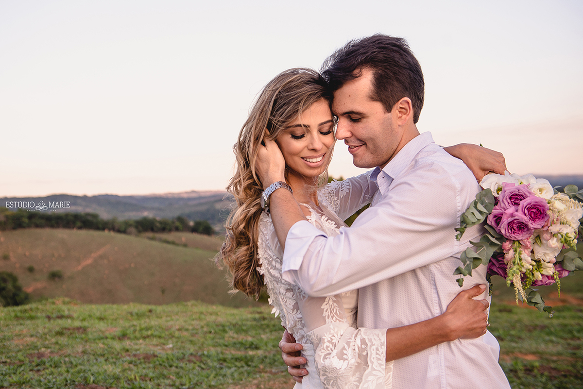 ensaio de namoro pré casamento pré wedding pousada brisa da serra tiradentes mg trash the dress casamento externo por do sol entardecer centro historico tiradentes