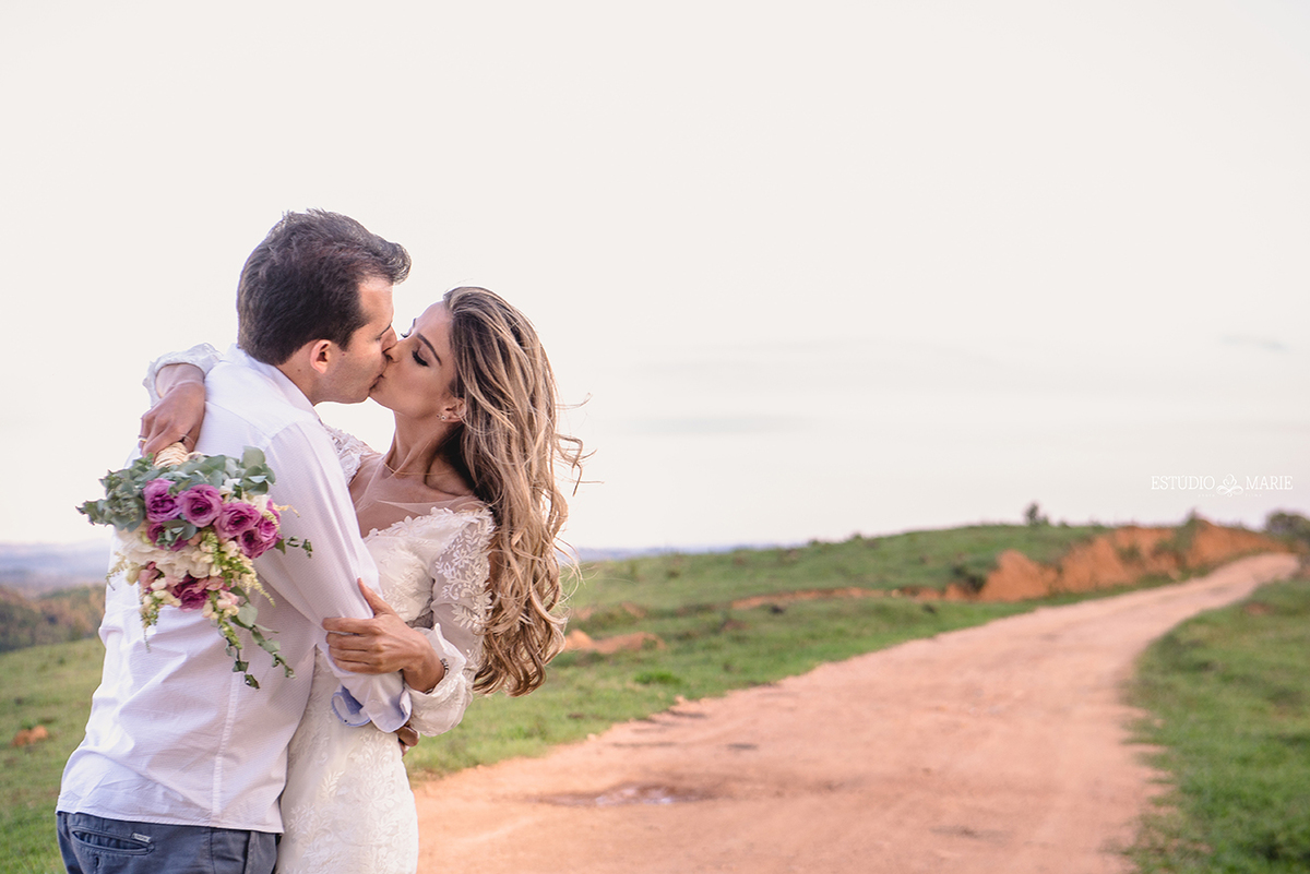 ensaio de namoro pré casamento pré wedding pousada brisa da serra tiradentes mg trash the dress casamento externo por do sol entardecer centro historico tiradentes