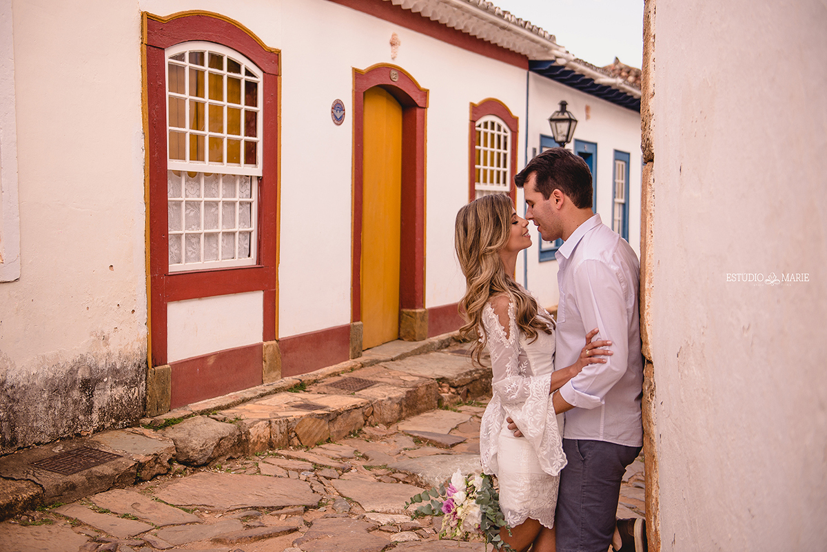 ensaio de namoro pré casamento pré wedding pousada brisa da serra tiradentes mg trash the dress casamento externo por do sol entardecer centro historico tiradentes