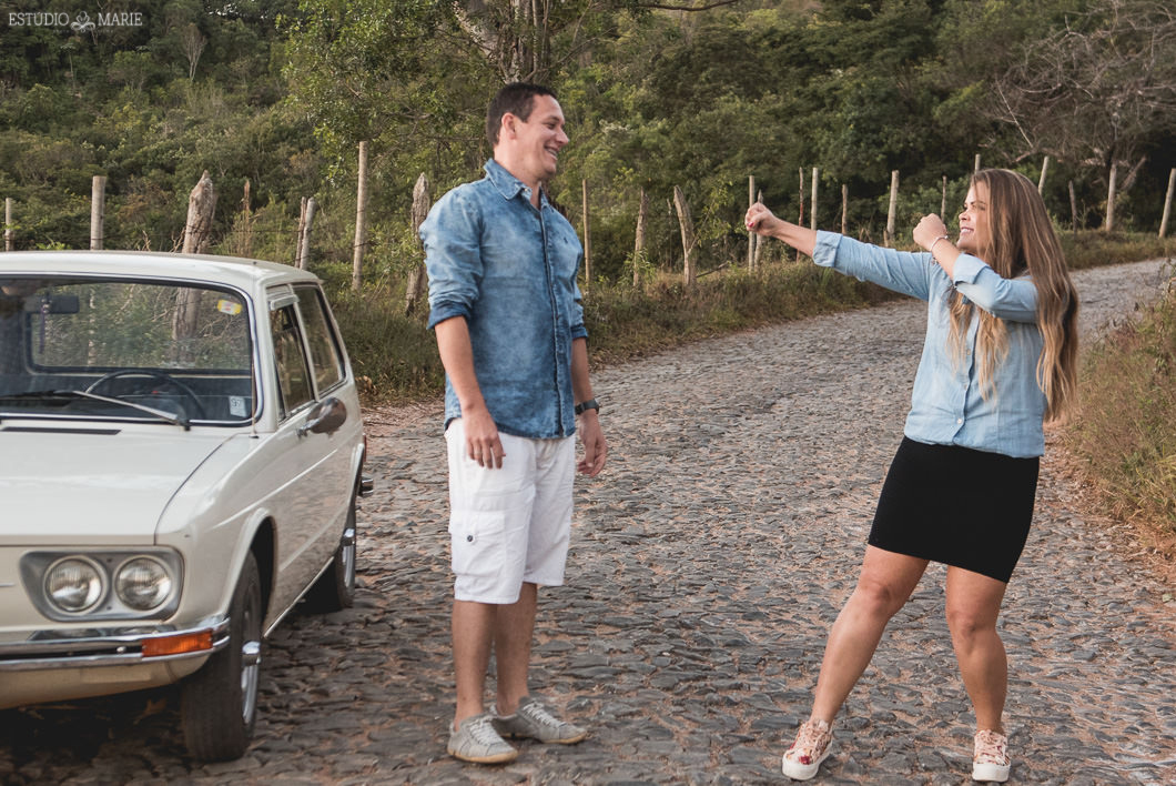 ensaio namoro, pre wedding, ensaio de casal, fotografia externa, ensaio externo, centro historico tiradentes mg, ensaio com moto, fotografia de casamento casando em mg,cchacaria mazuma, save the date estudio marie foto e filmes, bichinho, prados mg