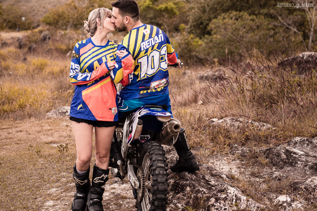 ensaio namoro, pre wedding, ensaio de casal, fotografia externa, ensaio externo, centro historico tiradentes mg, ensaio com moto, fotografia de casamento casando em mg, casamento resende costa, save the date estudio marie foto e filmes, serra sao jose