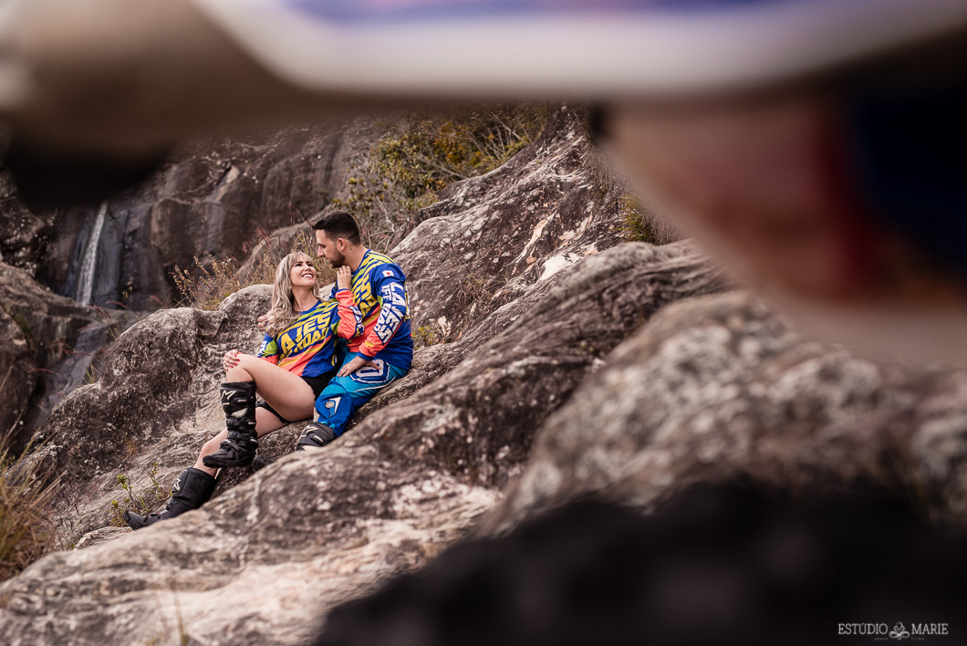 ensaio namoro, pre wedding, ensaio de casal, fotografia externa, ensaio externo, centro historico tiradentes mg, ensaio com moto, fotografia de casamento casando em mg, casamento resende costa, save the date estudio marie foto e filmes, serra sao jose