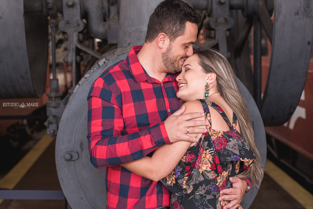 ensaio namoro, pre wedding, ensaio de casal, fotografia externa, ensaio externo, centro historico sao joao del rei mg, fotografia de casamento casando em mg, save the date estudio marie foto e filmes, maria fumaca, ensaio estacao do trem