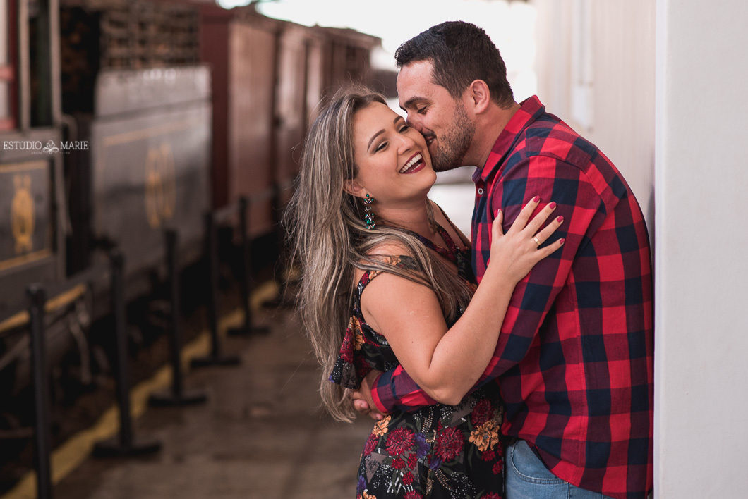 ensaio namoro, pre wedding, ensaio de casal, fotografia externa, ensaio externo, centro historico sao joao del rei mg, fotografia de casamento casando em mg, save the date estudio marie foto e filmes, maria fumaca, ensaio estacao do trem
