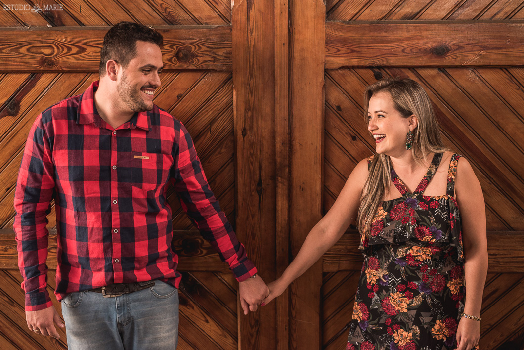 ensaio namoro, pre wedding, ensaio de casal, fotografia externa, ensaio externo, centro historico sao joao del rei mg, fotografia de casamento casando em mg, save the date estudio marie foto e filmes, maria fumaca, ensaio estacao do trem