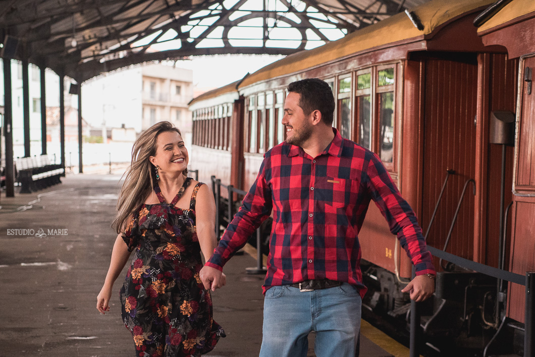 ensaio namoro, pre wedding, ensaio de casal, fotografia externa, ensaio externo, centro historico sao joao del rei mg, fotografia de casamento casando em mg, save the date estudio marie foto e filmes, maria fumaca, ensaio estacao do trem