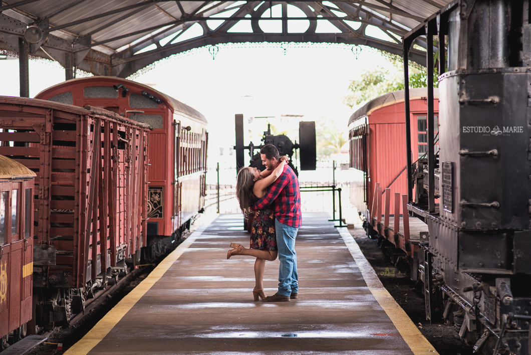 ensaio namoro, pre wedding, ensaio de casal, fotografia externa, ensaio externo, centro historico sao joao del rei mg, fotografia de casamento casando em mg, save the date estudio marie foto e filmes, maria fumaca, ensaio estacao do trem