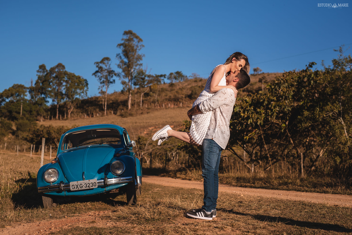 ensaio namoro, pre wedding, ensaio de casal, fotografia externa, ensaio externo, fotografia de casamento casando em mg, casamento igreja do carmo, save the date estudio marie foto e filmes, bichinho mg, ensaio com fusca azul, 