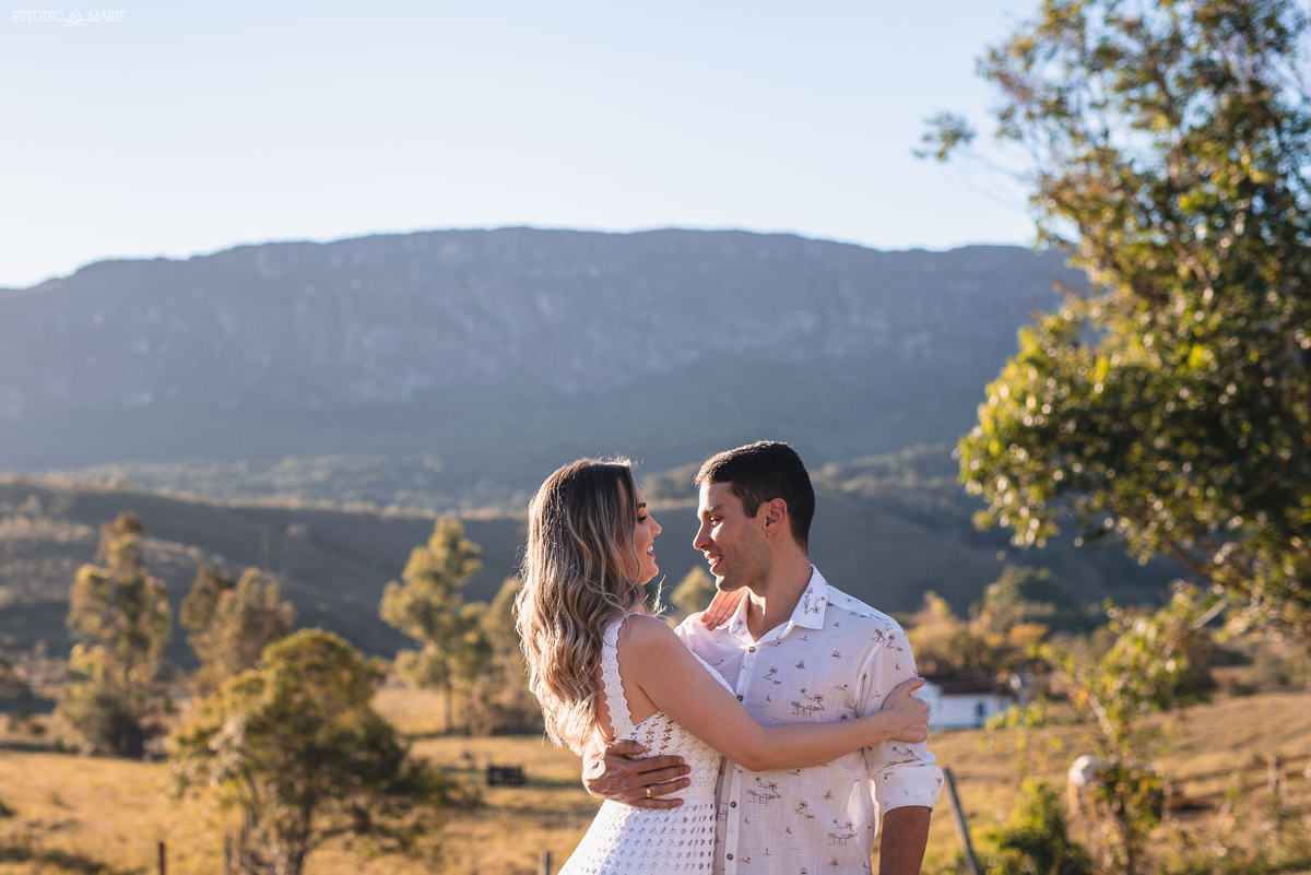 ensaio namoro, pre wedding, ensaio de casal, fotografia externa, ensaio externo, fotografia de casamento casando em mg, casamento igreja do carmo, save the date estudio marie foto e filmes, bichinho mg, ensaio com fusca azul, 
