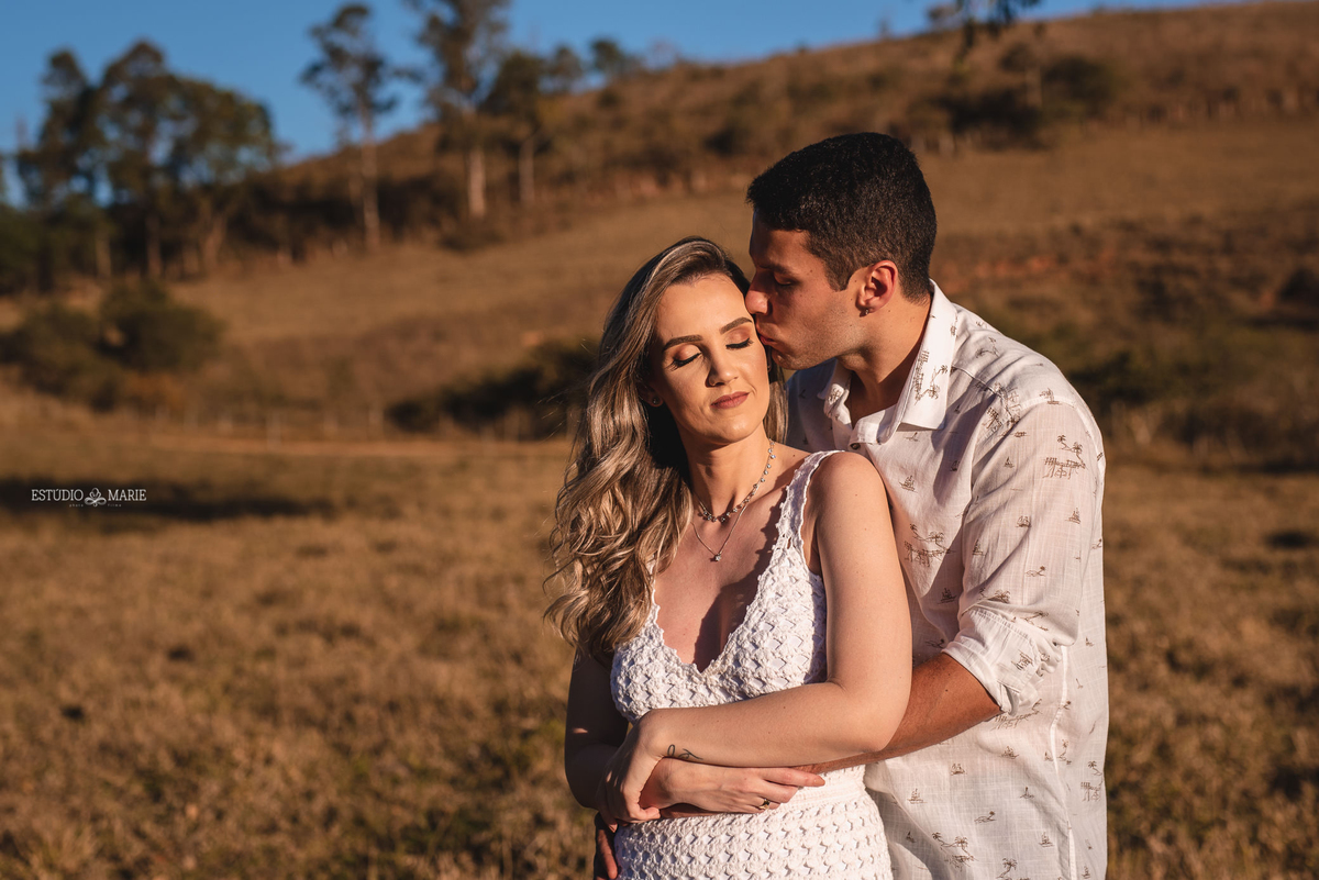 ensaio namoro, pre wedding, ensaio de casal, fotografia externa, ensaio externo, fotografia de casamento casando em mg, casamento igreja do carmo, save the date estudio marie foto e filmes, bichinho mg, ensaio com fusca azul, 