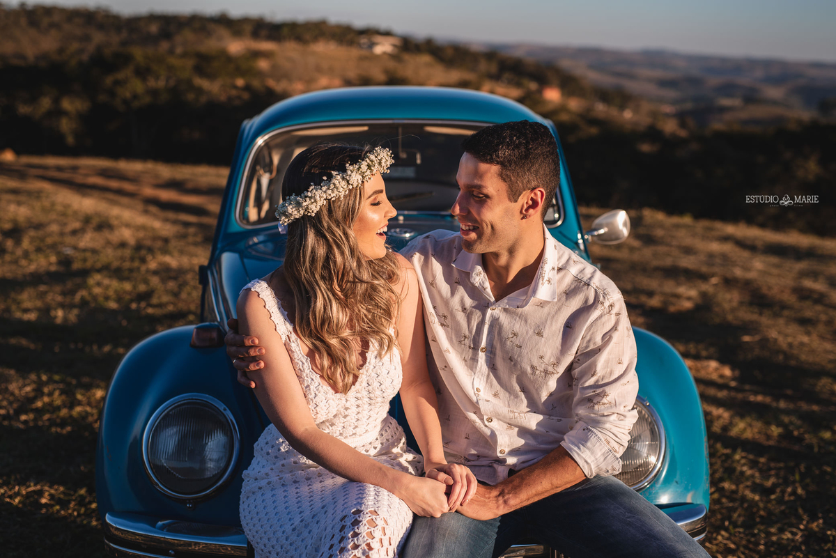 ensaio namoro, pre wedding, ensaio de casal, fotografia externa, ensaio externo, fotografia de casamento casando em mg, casamento igreja do carmo, save the date estudio marie foto e filmes, bichinho mg, ensaio com fusca azul, 