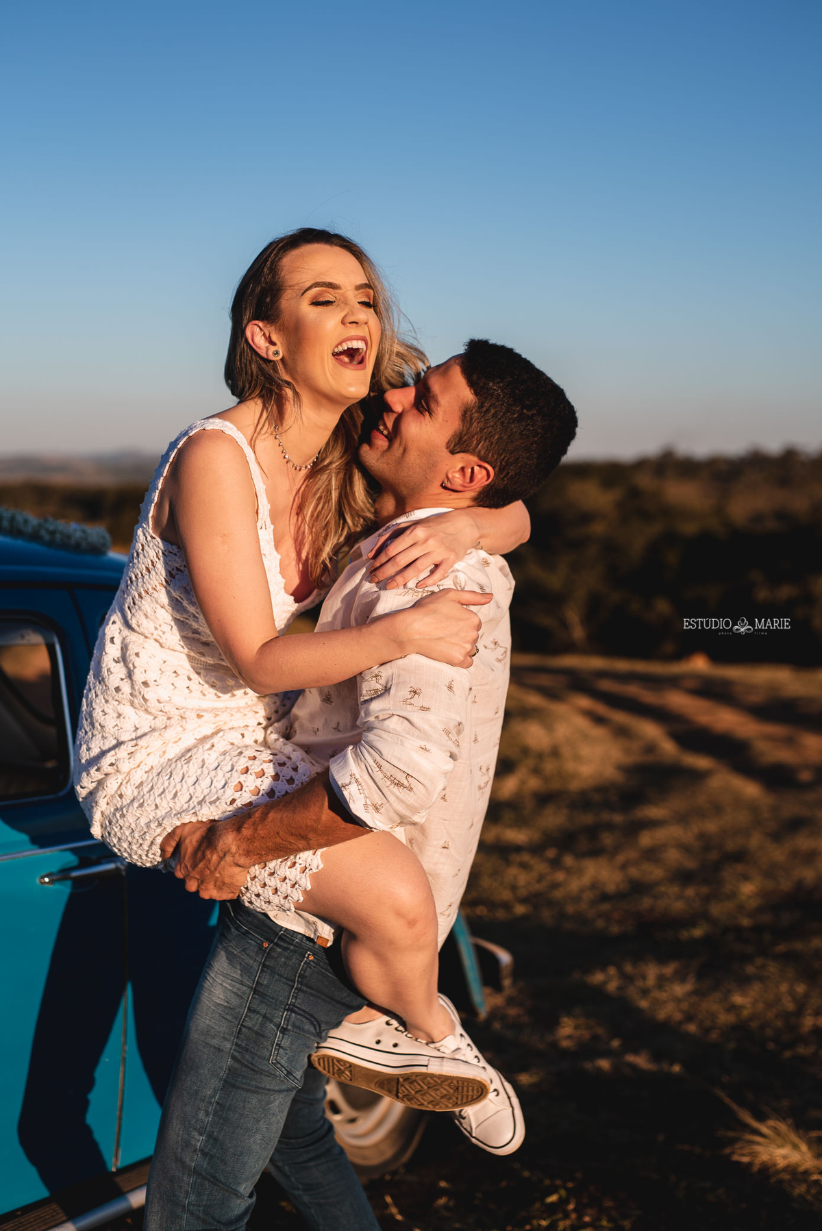 ensaio namoro, pre wedding, ensaio de casal, fotografia externa, ensaio externo, fotografia de casamento casando em mg, casamento igreja do carmo, save the date estudio marie foto e filmes, bichinho mg, ensaio com fusca azul, 