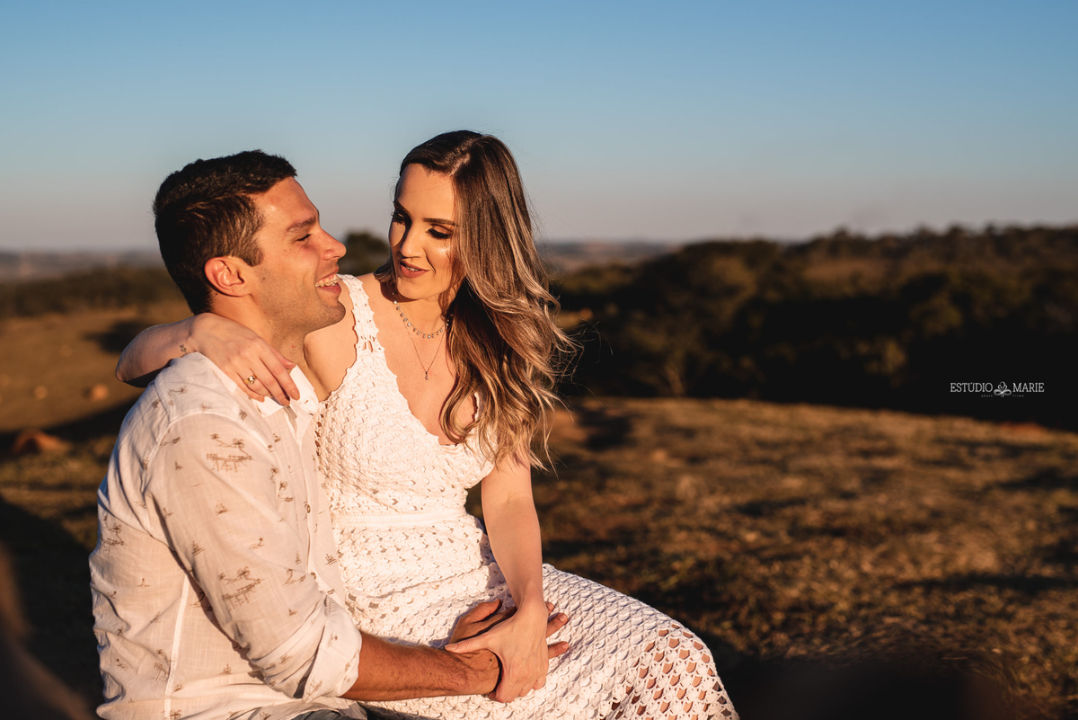 ensaio namoro, pre wedding, ensaio de casal, fotografia externa, ensaio externo, fotografia de casamento casando em mg, casamento igreja do carmo, save the date estudio marie foto e filmes, bichinho mg, ensaio com fusca azul, 