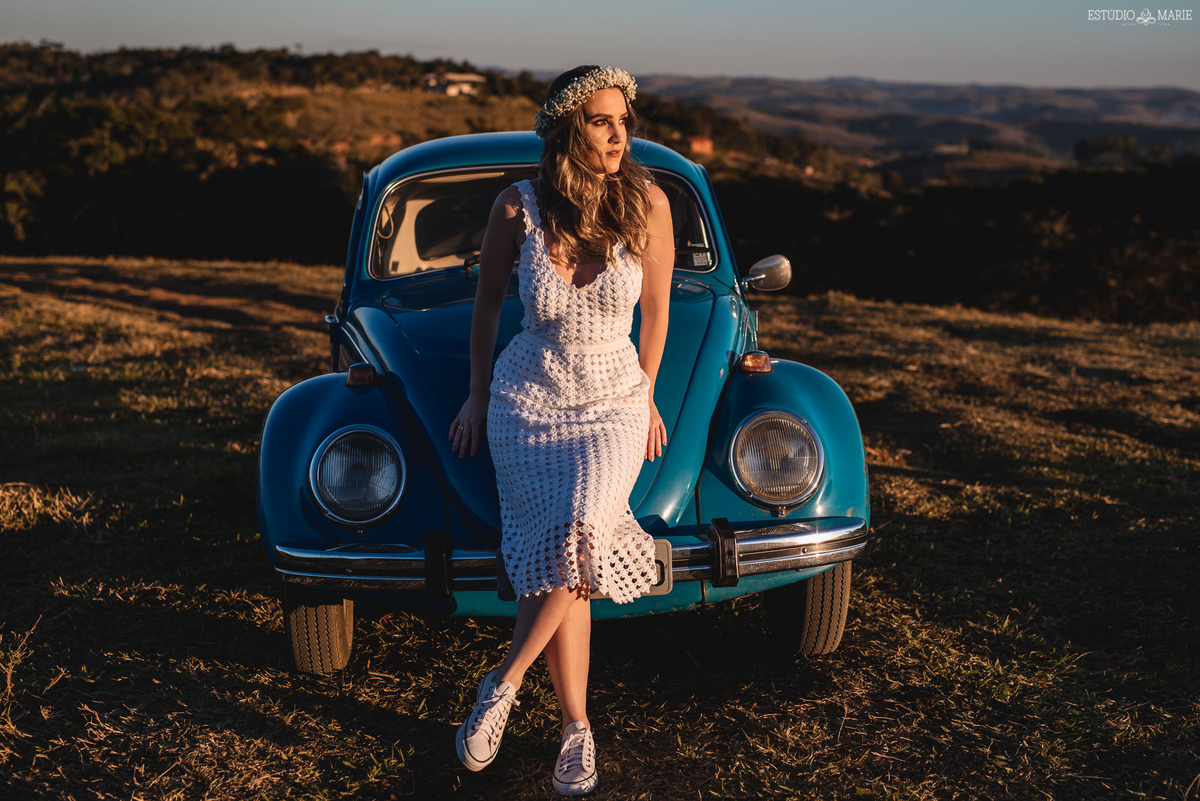 ensaio namoro, pre wedding, ensaio de casal, fotografia externa, ensaio externo, fotografia de casamento casando em mg, casamento igreja do carmo, save the date estudio marie foto e filmes, bichinho mg, ensaio com fusca azul, 