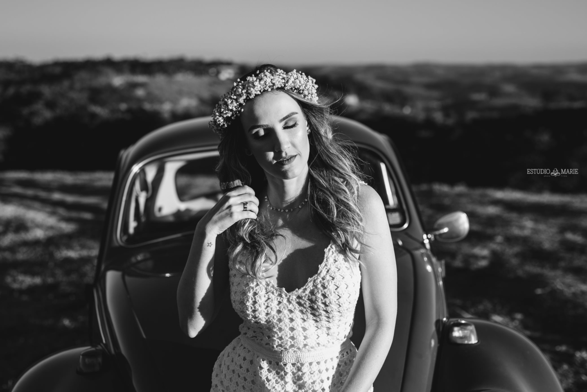 ensaio namoro, pre wedding, ensaio de casal, fotografia externa, ensaio externo, fotografia de casamento casando em mg, casamento igreja do carmo, save the date estudio marie foto e filmes, bichinho mg, ensaio com fusca azul, 