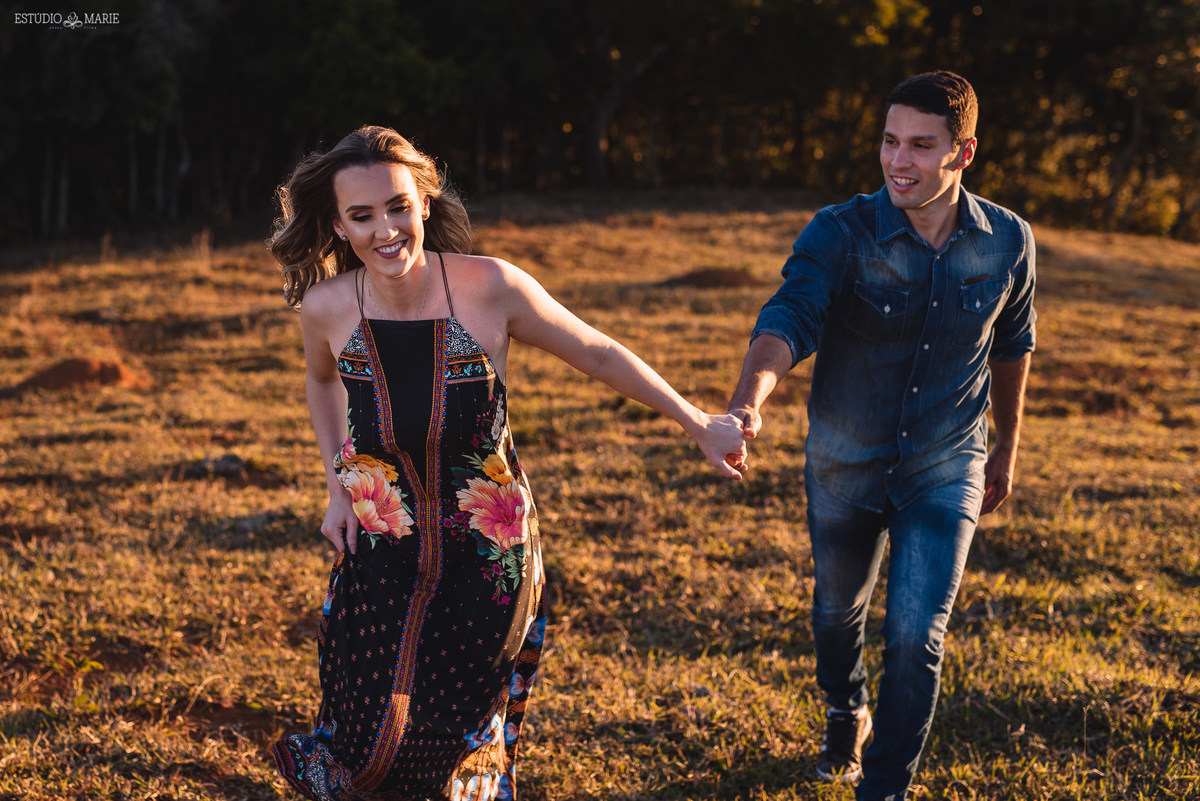 ensaio namoro, pre wedding, ensaio de casal, fotografia externa, ensaio externo, fotografia de casamento casando em mg, casamento igreja do carmo, save the date estudio marie foto e filmes, bichinho mg, ensaio com fusca azul, 