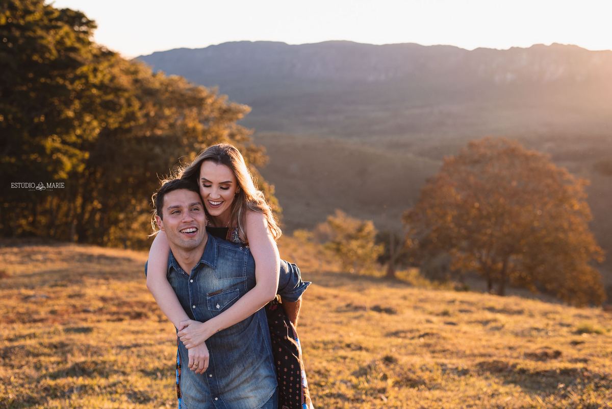ensaio namoro, pre wedding, ensaio de casal, fotografia externa, ensaio externo, fotografia de casamento casando em mg, casamento igreja do carmo, save the date estudio marie foto e filmes, bichinho mg, ensaio com fusca azul, 