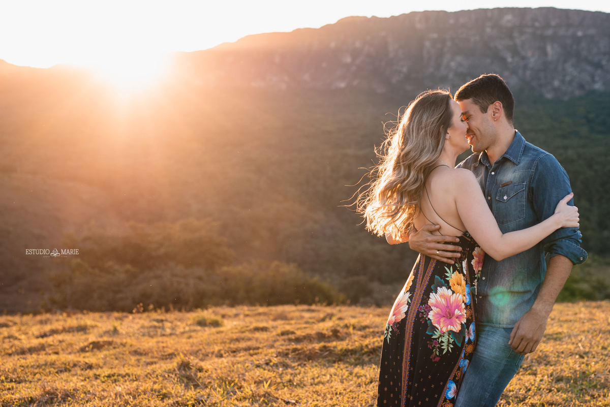 ensaio namoro, pre wedding, ensaio de casal, fotografia externa, ensaio externo, fotografia de casamento casando em mg, casamento igreja do carmo, save the date estudio marie foto e filmes, bichinho mg, ensaio com fusca azul, 