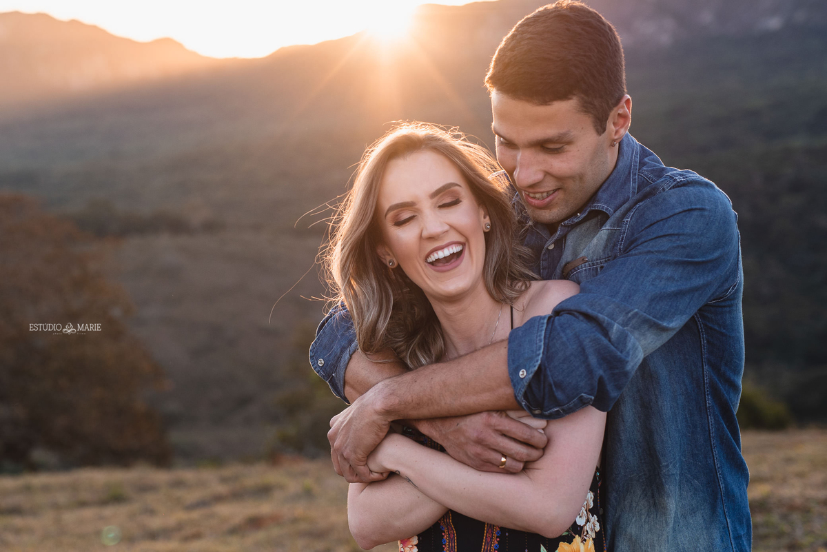 ensaio namoro, pre wedding, ensaio de casal, fotografia externa, ensaio externo, fotografia de casamento casando em mg, casamento igreja do carmo, save the date estudio marie foto e filmes, bichinho mg, ensaio com fusca azul, 