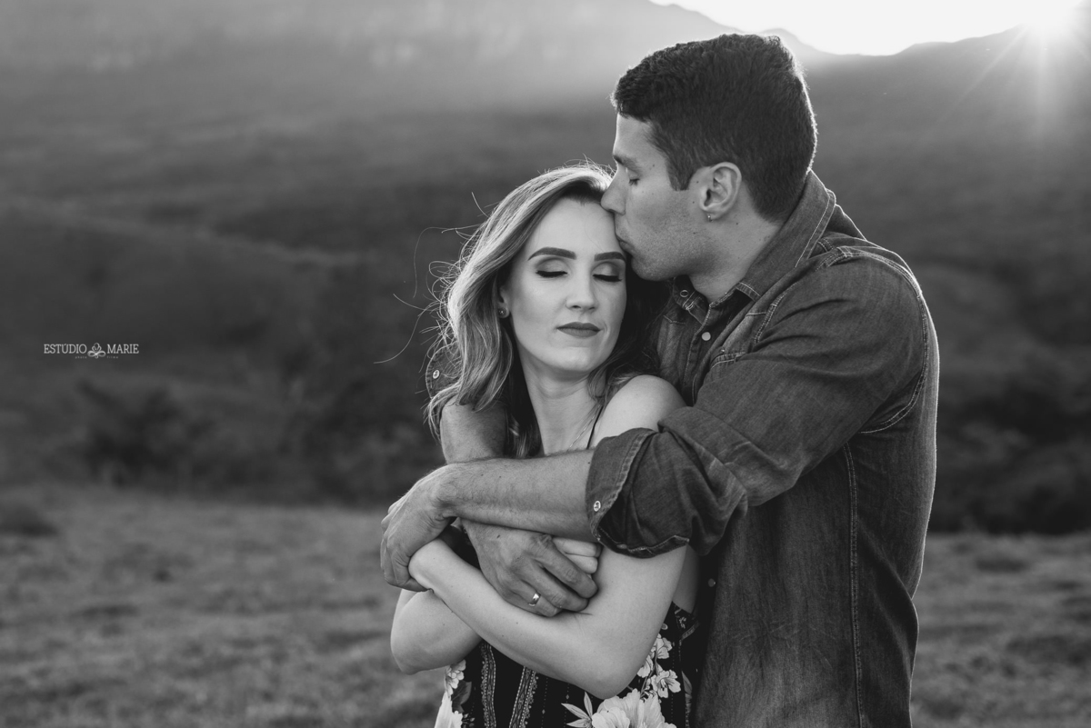 ensaio namoro, pre wedding, ensaio de casal, fotografia externa, ensaio externo, fotografia de casamento casando em mg, casamento igreja do carmo, save the date estudio marie foto e filmes, bichinho mg, ensaio com fusca azul, 