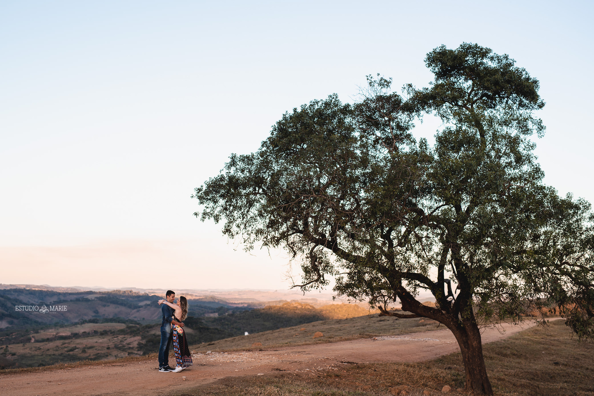 ensaio namoro, pre wedding, ensaio de casal, fotografia externa, ensaio externo, fotografia de casamento casando em mg, casamento igreja do carmo, save the date estudio marie foto e filmes, bichinho mg, ensaio com fusca azul, 