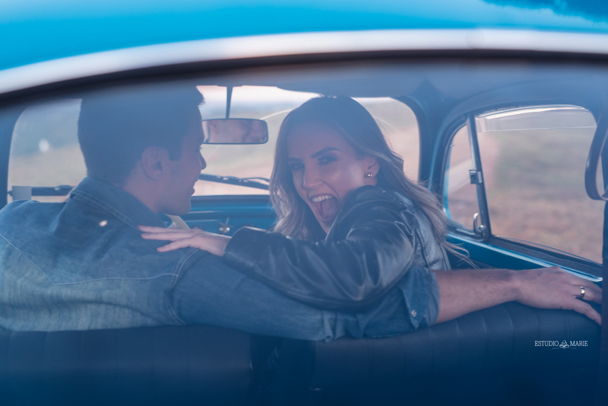 ensaio namoro, pre wedding, ensaio de casal, fotografia externa, ensaio externo, fotografia de casamento casando em mg, casamento igreja do carmo, save the date estudio marie foto e filmes, bichinho mg, ensaio com fusca azul, 