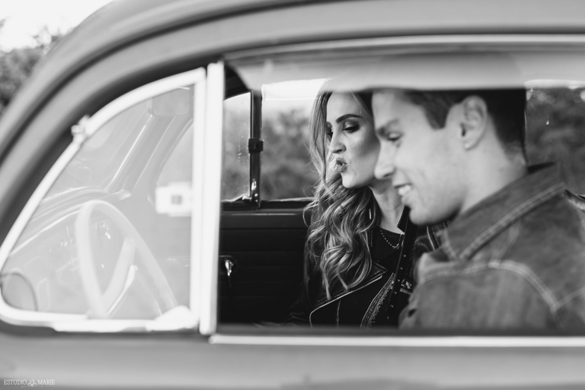 ensaio namoro, pre wedding, ensaio de casal, fotografia externa, ensaio externo, fotografia de casamento casando em mg, casamento igreja do carmo, save the date estudio marie foto e filmes, bichinho mg, ensaio com fusca azul, 