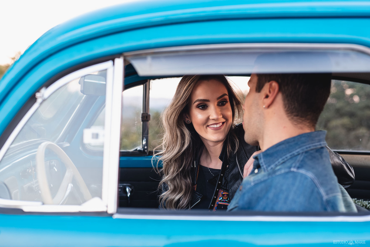 ensaio namoro, pre wedding, ensaio de casal, fotografia externa, ensaio externo, fotografia de casamento casando em mg, casamento igreja do carmo, save the date estudio marie foto e filmes, bichinho mg, ensaio com fusca azul, 