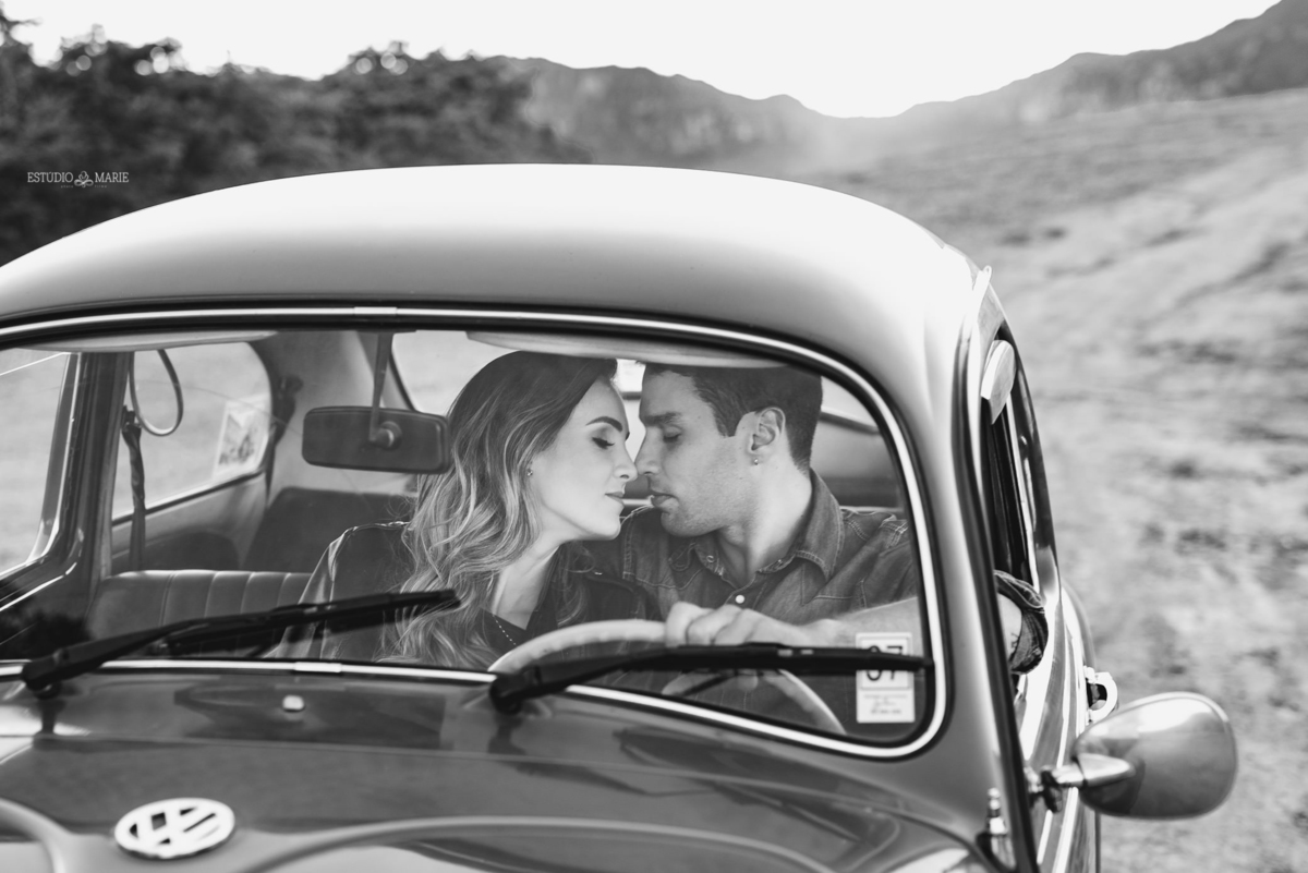 ensaio namoro, pre wedding, ensaio de casal, fotografia externa, ensaio externo, fotografia de casamento casando em mg, casamento igreja do carmo, save the date estudio marie foto e filmes, bichinho mg, ensaio com fusca azul, 