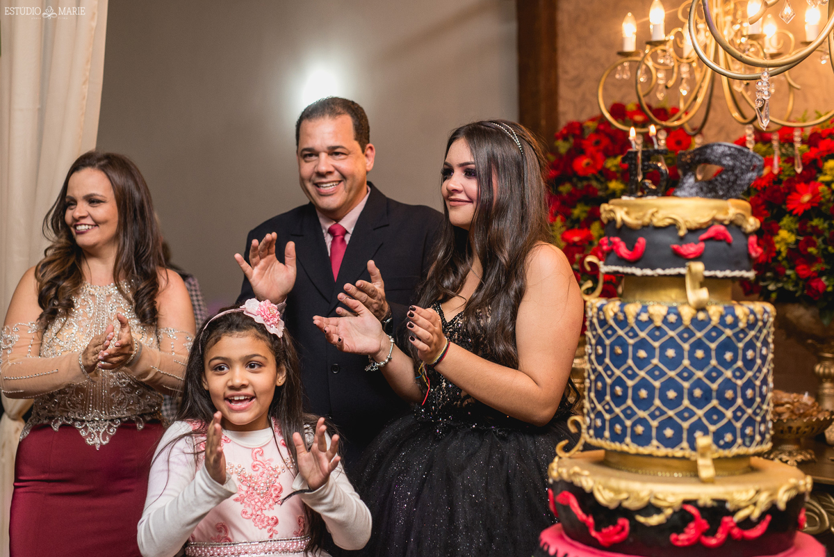 15 anos, festa debutante, decoração requinte, ensaio teen. fotografia de festa. sao joao del rei mg. estudio marie foto e filmes, fotografia de 15 anos, festa de 15 anos, baile debutante, athletic club, gisele paiva make up, baile de mascaras