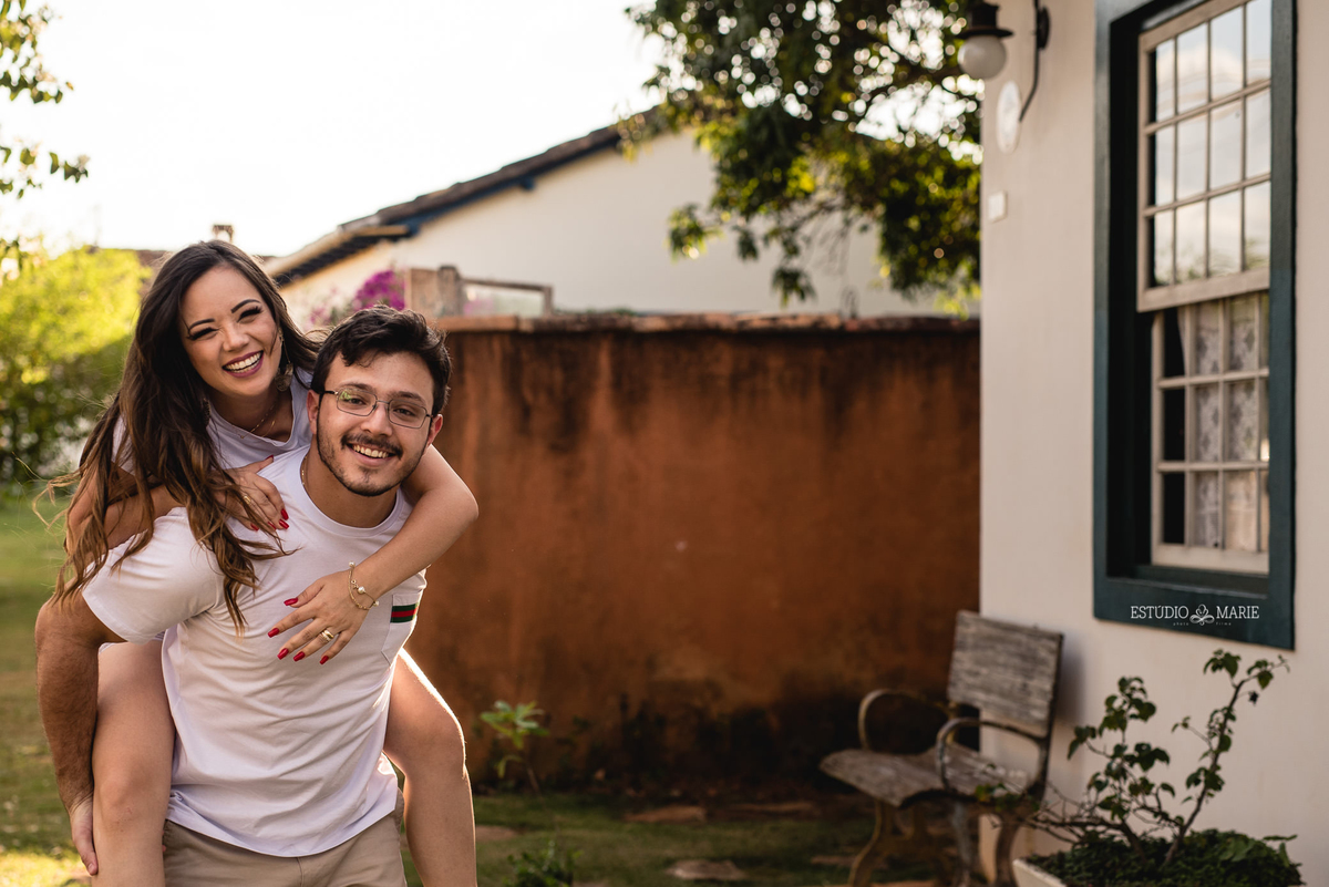 ensaio namoro, pre wedding, ensaio de casal, fotografia externa, ensaio externo, fotografia de casamento casando em mg, casamento matriz santo antonio, save the date estudio marie foto e filmes, bichinho mg, casa fonbart