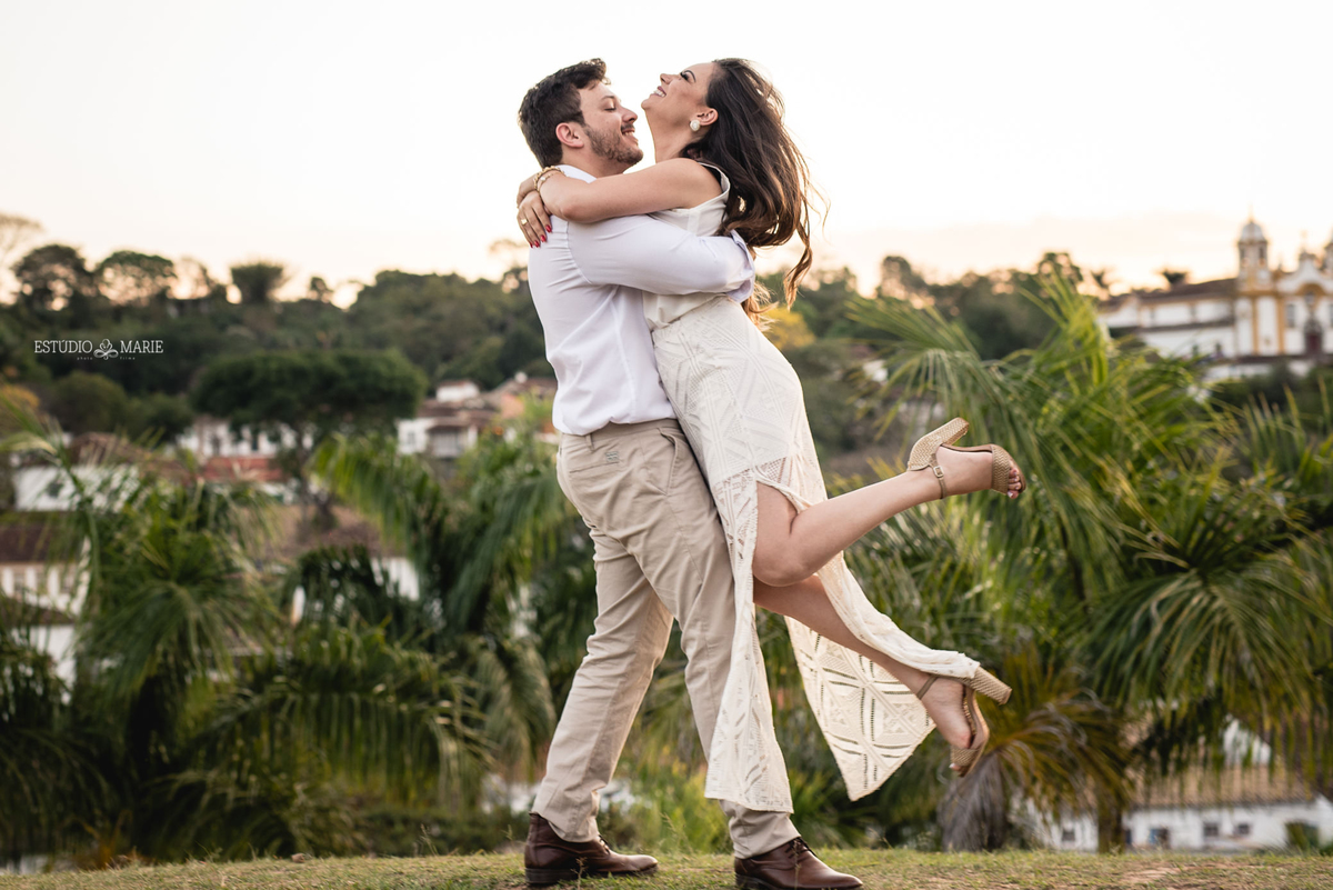 ensaio namoro, pre wedding, ensaio de casal, fotografia externa, ensaio externo, fotografia de casamento casando em mg, casamento matriz santo antonio, save the date estudio marie foto e filmes, bichinho mg, casa fonbart