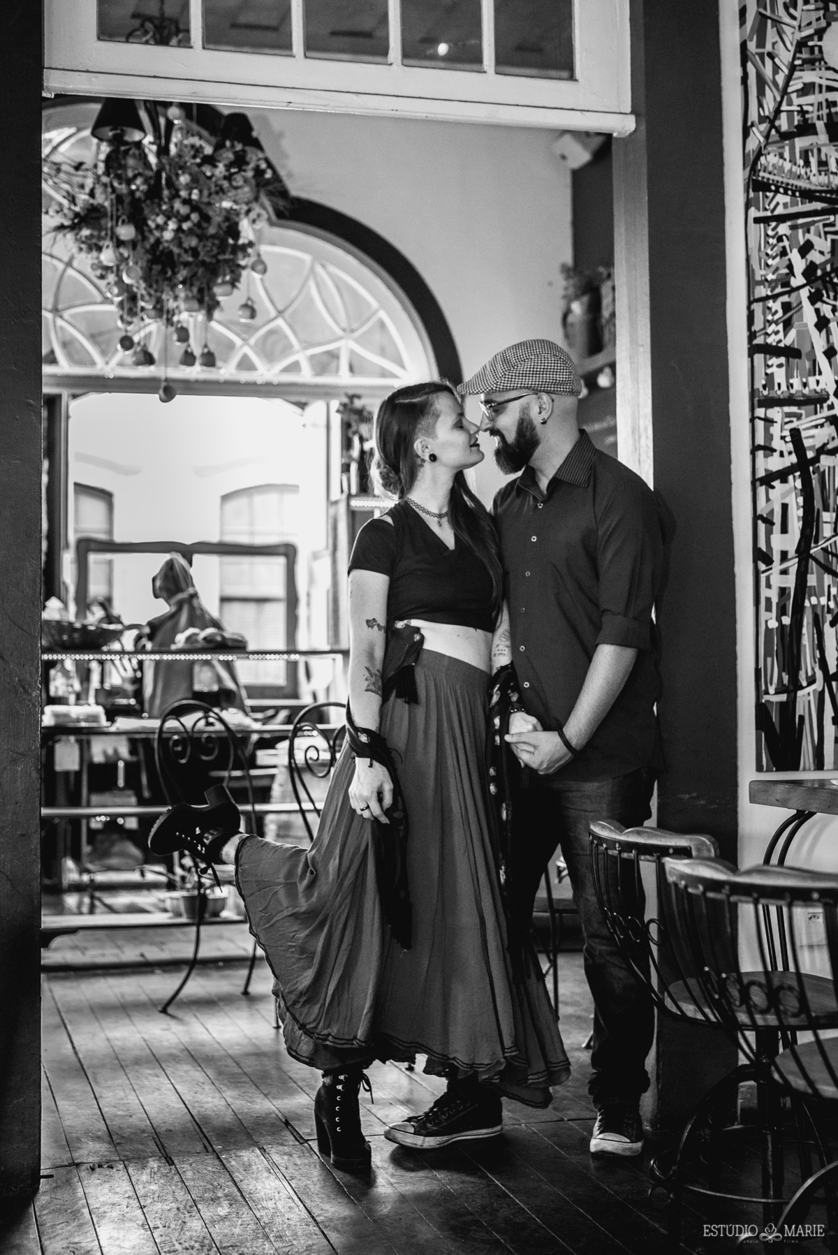 ensaio namoro, pre wedding, ensaio de casal, fotografia externa, ensaio externo, centro historico sao joao del rei , casando em mg  estudio marie foto e filmes, ensaio cafeteria, taberna do omar, ensaio cigana, noiva bruxa