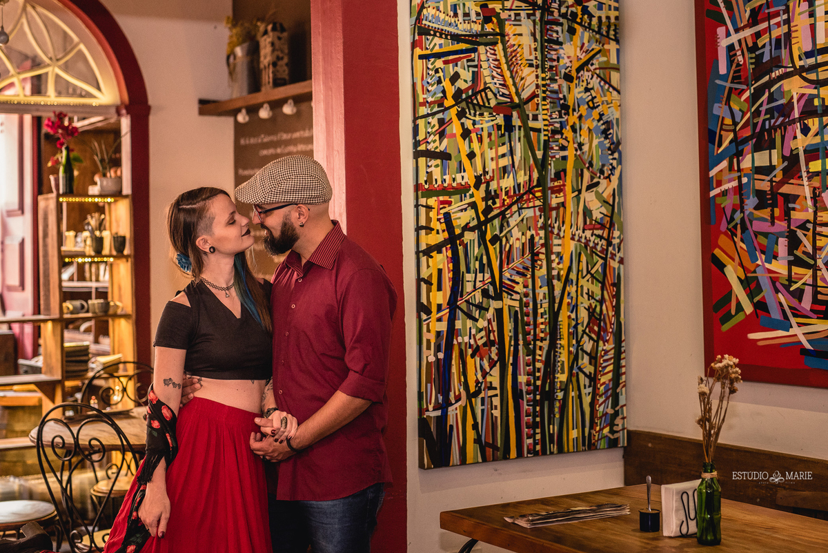 ensaio namoro, pre wedding, ensaio de casal, fotografia externa, ensaio externo, centro historico sao joao del rei , casando em mg  estudio marie foto e filmes, ensaio cafeteria, taberna do omar, ensaio cigana, noiva bruxa