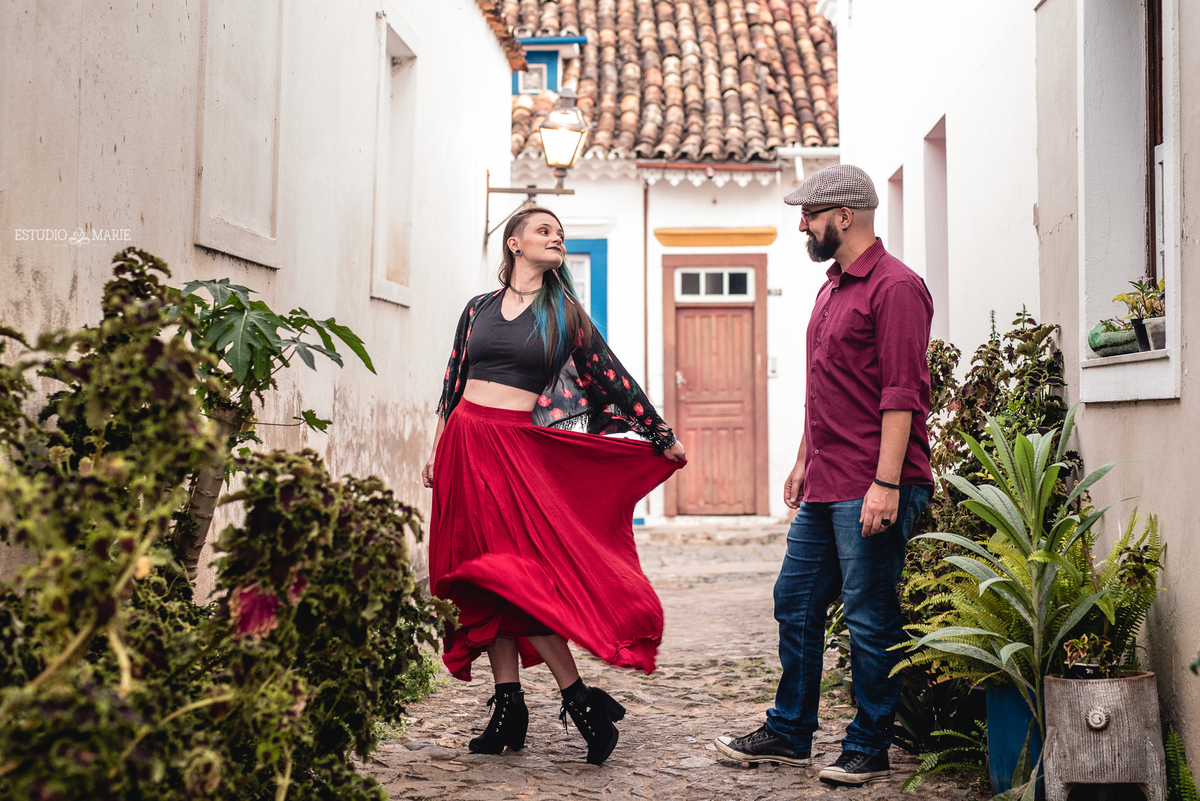 ensaio namoro, pre wedding, ensaio de casal, fotografia externa, ensaio externo, centro historico sao joao del rei , casando em mg  estudio marie foto e filmes, ensaio cafeteria, taberna do omar, ensaio cigana, noiva bruxa