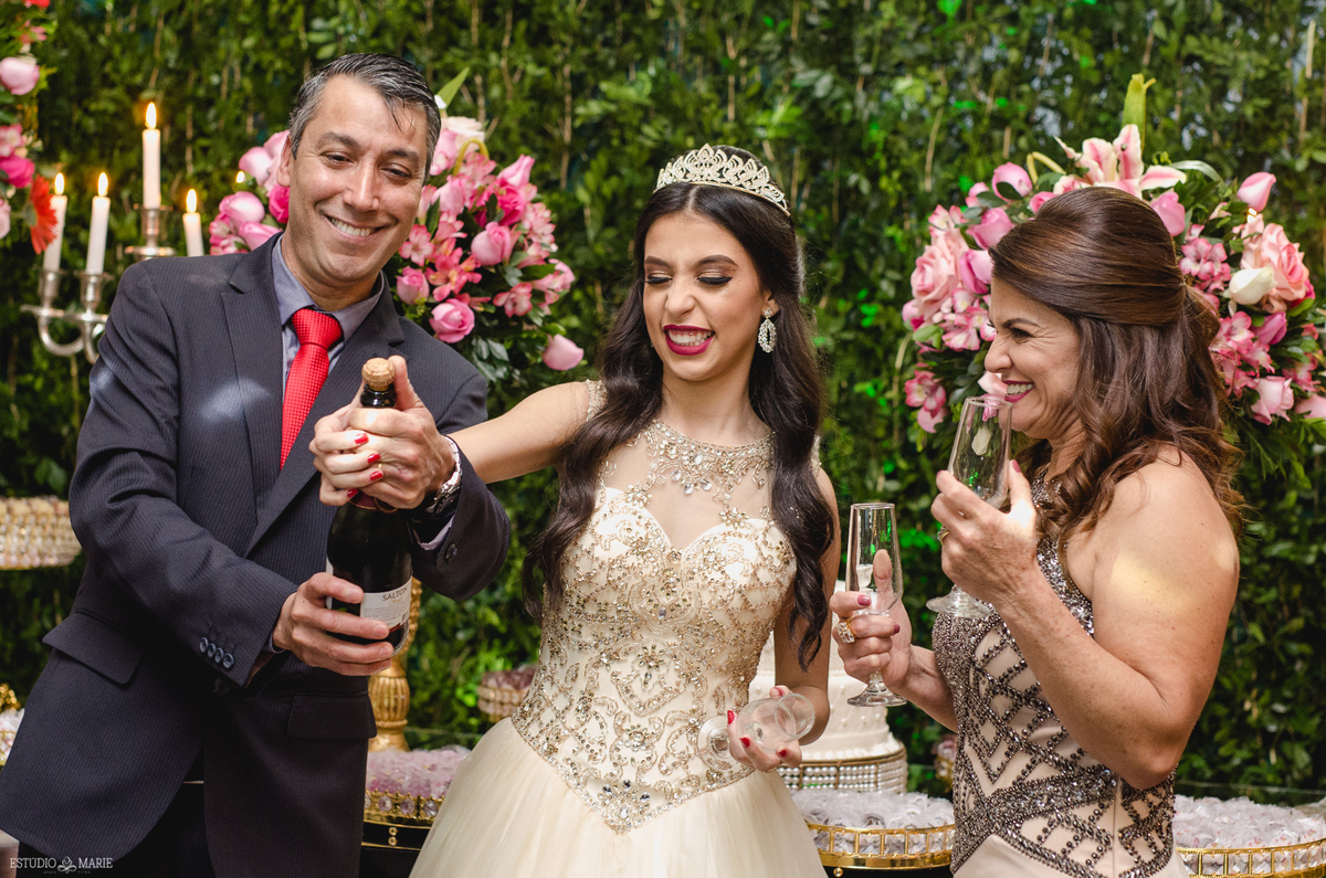 15 anos, festa debutante, decoração festejar, ensaio teen. fotografia de festa. sao joao del rei mg. estudio marie foto e filmes, fotografia de 15 anos, festa de 15 anos, baile debutante, associacao sargentos, blackdrop,dj nilo