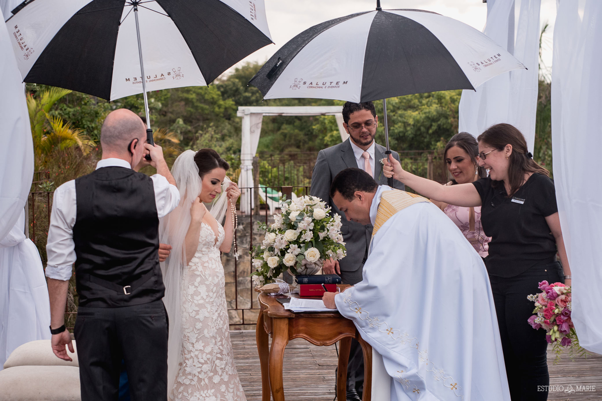 destination wedding,  wedding dress, inspiration photographers, casamento do ano, wedding day, vestido rosa clará, pousada brisa da serra, buffet cecilia resgalla, patricia noivas e festas, rewuinte festas, pug, cachorro em casamento