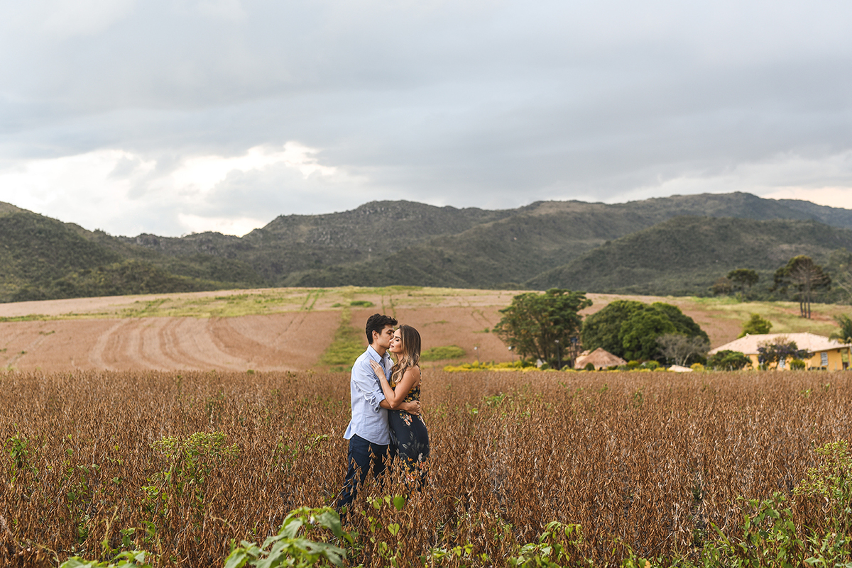 ensaio namoro, pre wedding, ensaio de casal, fotografia externa, ensaio externo, fazenda, prados, fotografia de casamento, casando em mg, save the date estudio marie foto e filmes, make bella