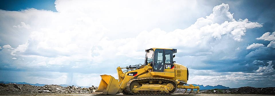 Maquinas pesadas de terraplanagem em fazenda 