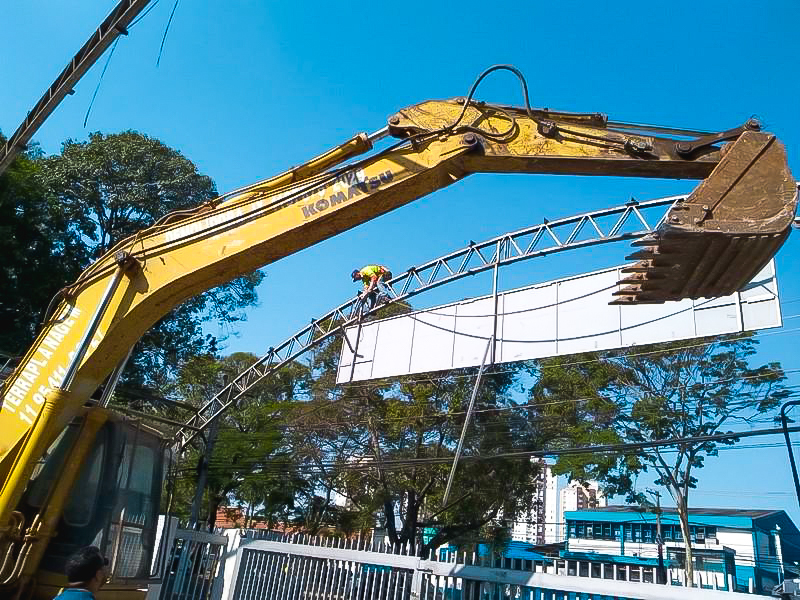 desmonte de estruturas metálicas de galpões  na região de Uberlândia 