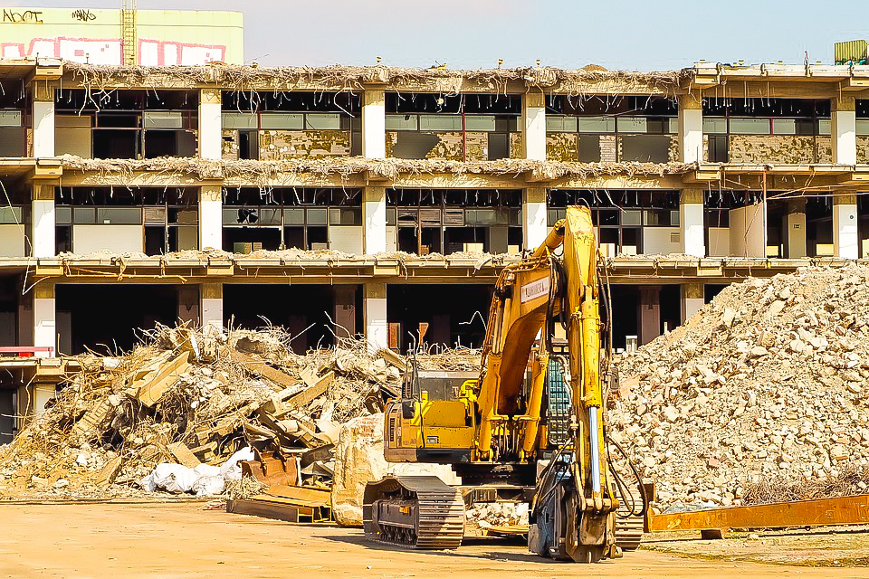 desmontando estruturas de prédios antigos em ruinas na cidade de Uberlãndia 