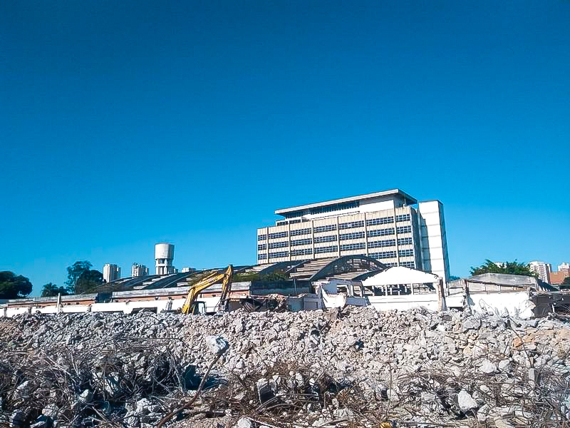 empreiteira para desmanche de prédios inteiros e carregamentos de todo material para aterros sanitários próprios 