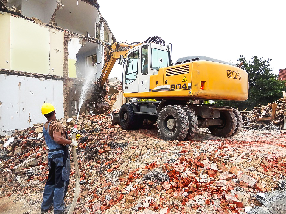Demolição parte manual e parte com tratores